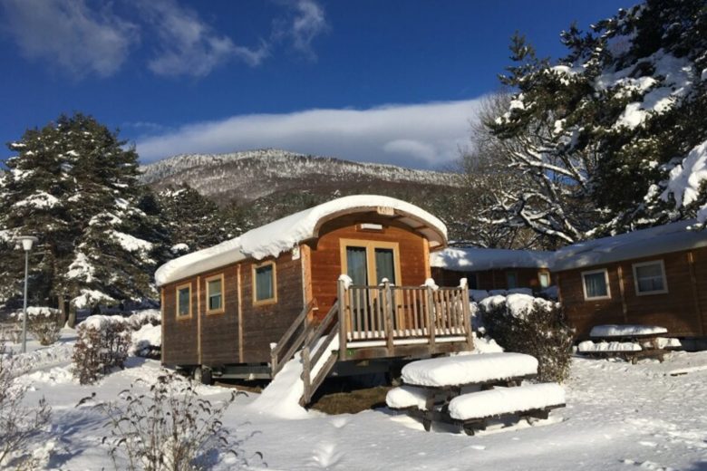 Wooden caravans at Camping Huttopia Divonne_Divonne-les-Bains