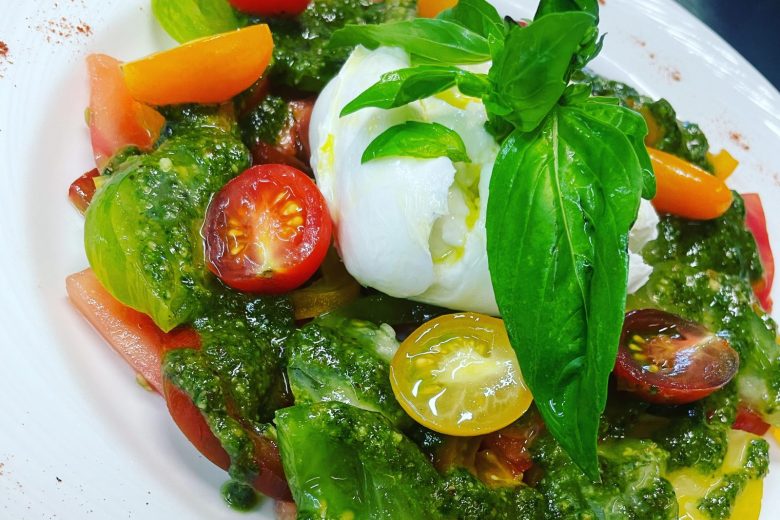 Assortiment de tomates, pesto d’amandes grillées et mozzarella buffala