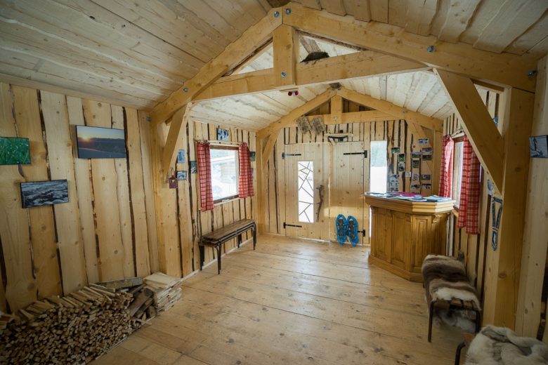 Interieur du chalet d’accueil